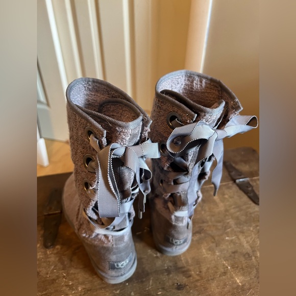 NEW🌟 HEIRLOOM LACE UP UGG BOOTS - Picture 3 of 9